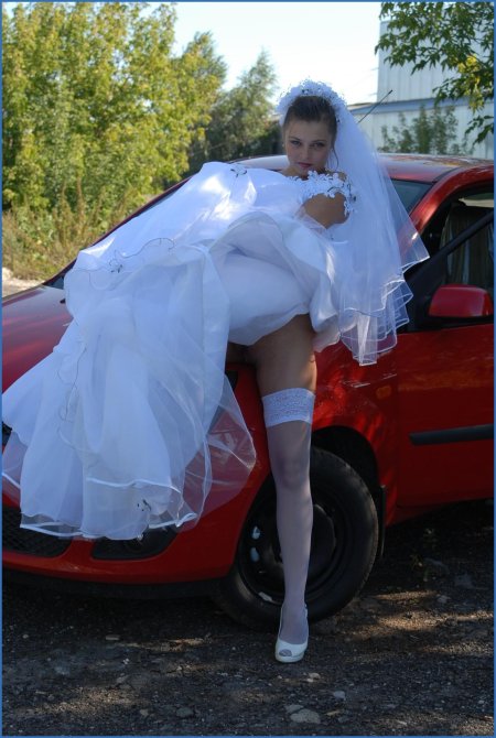 Под платьем невесты
