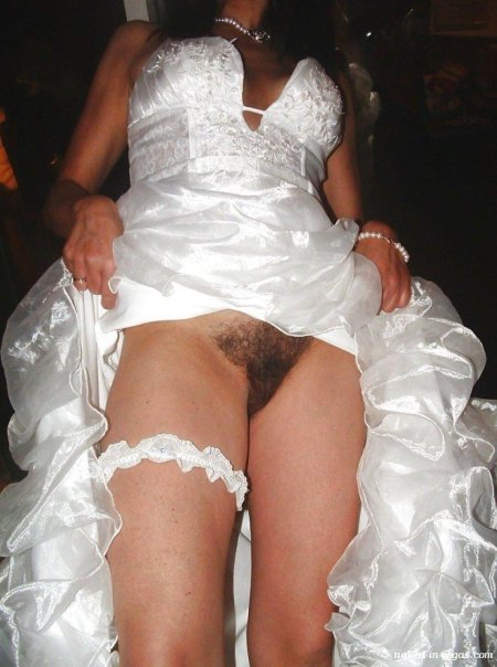 Под свадебным платьем