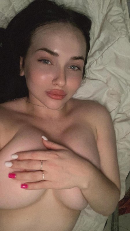 Девушка прикрывает грудь