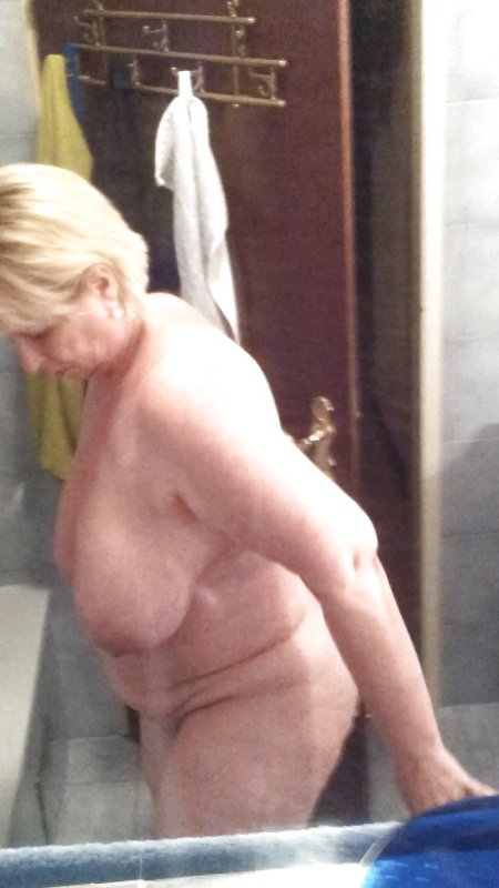 Скрытая камера старухи сиськи