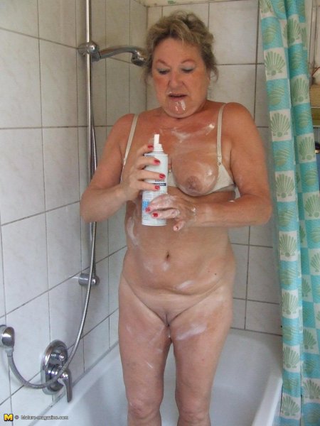 Голые пожилые женщины в ванной