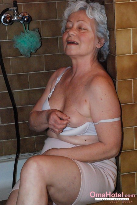 Пожилая женщина