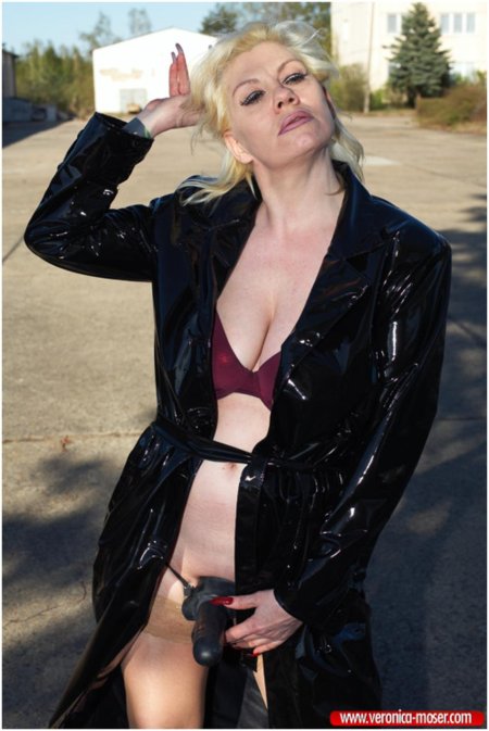 Женщина в кожаном плаще