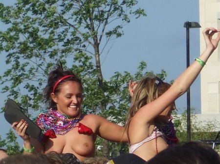 Светит сиськами