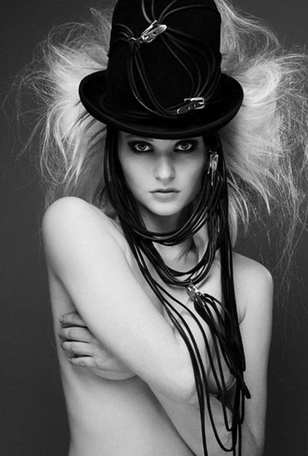 Голенькие девушки в шляпках