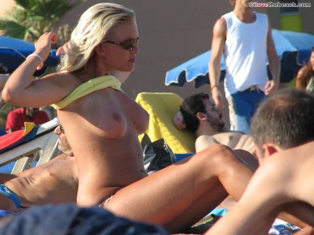 На пляже топлесс