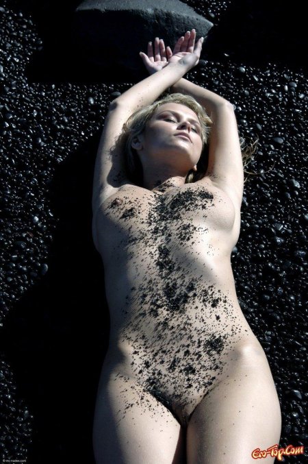 Грязная голая девушка