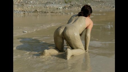 Девушка в грязи