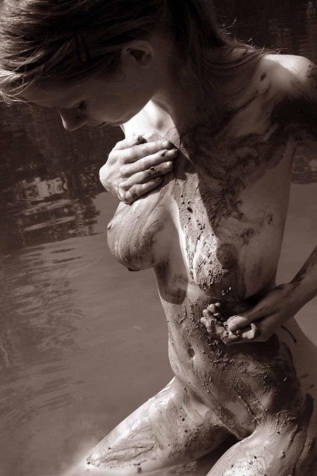 Девушка в грязи голая