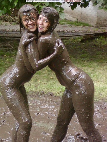 Девушка купается в грязи