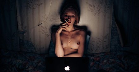 Голая девушка с сигаретой