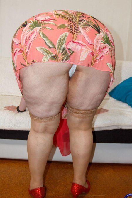 Зрелая женщина в трусах