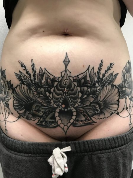 Женские татуировки на животе