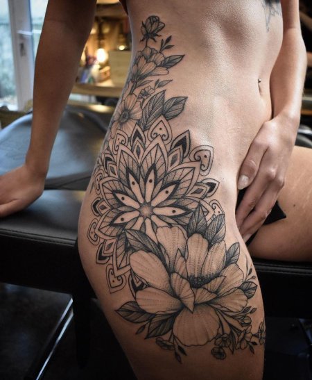 Тату на бедра