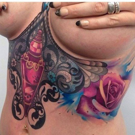 Тату на женской груди