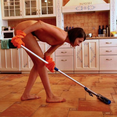 Девушка убирается нагишом