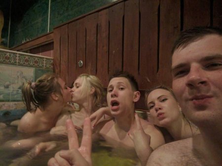 Молодежь в сауне