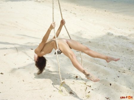 Девушки голенькие на качелях
