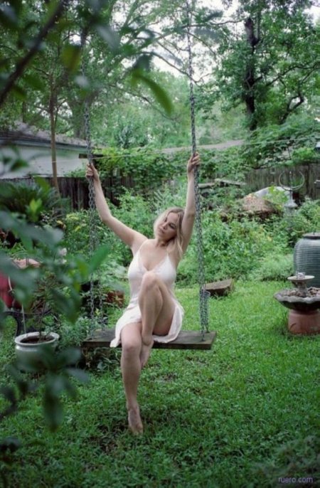 Голые волосатые на качелях в саду