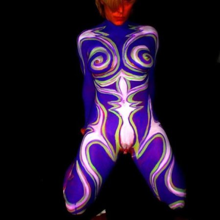 Бодиарт на голом женском теле