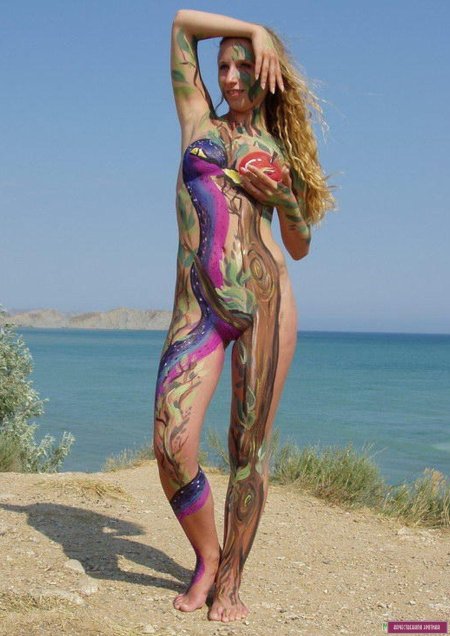 Нудисткий пляж бодиарт