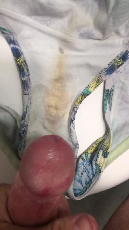 Кончил на грязные трусики