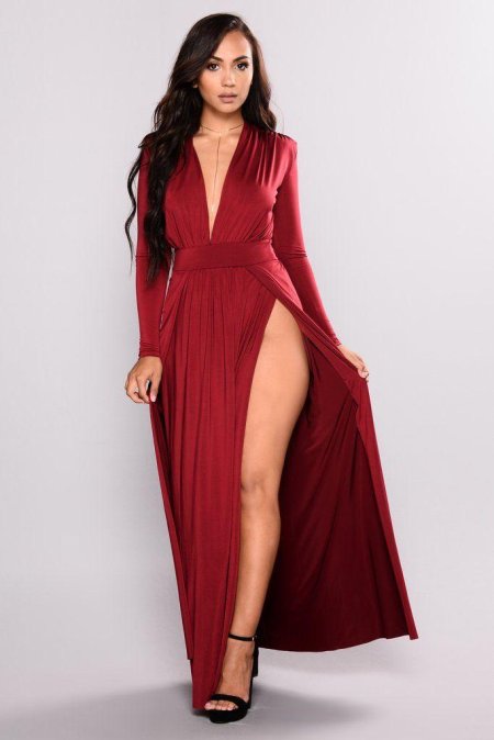 Длинное платье с вырезом