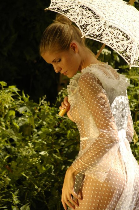 Голые невесты в прозрачных платьях