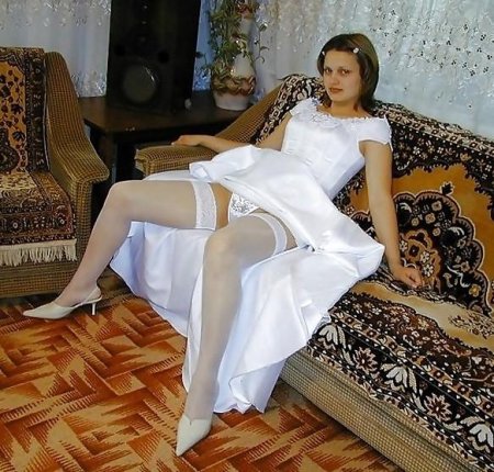 Под платьем невесты