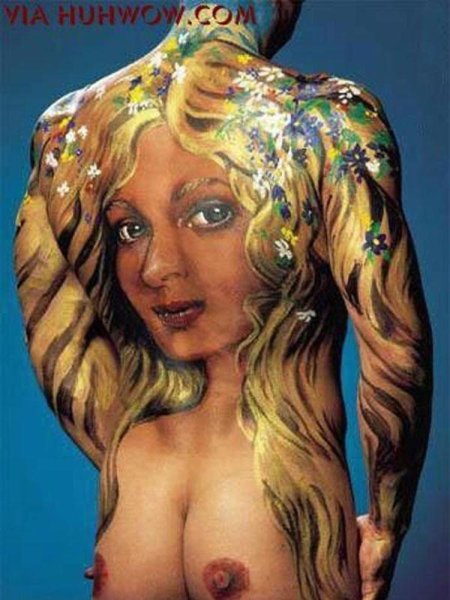 Бодиарт на огромной груди