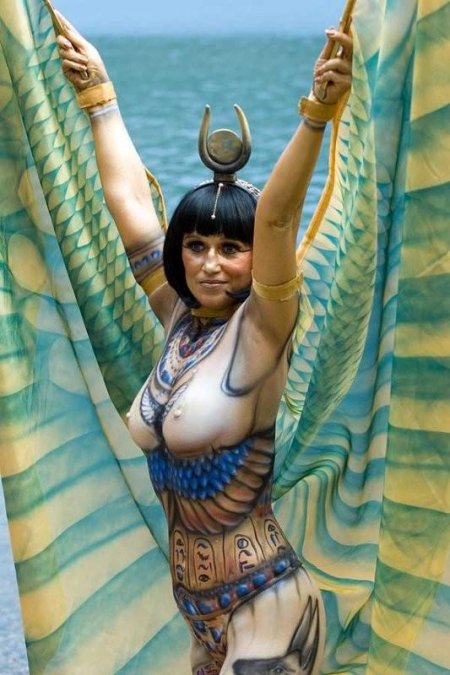 Голая египтянка бодиарт