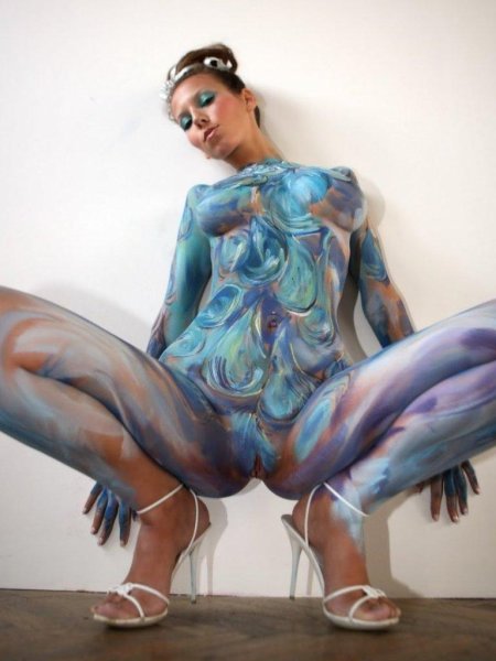 Бодиарт девушки без одежды