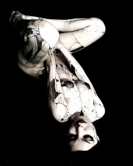 Девушка с татуировками