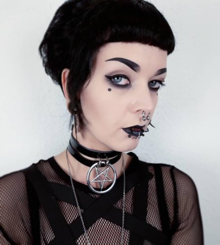 Чокер в готическом стиле