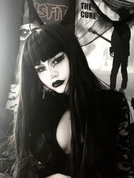 Готическая девушка