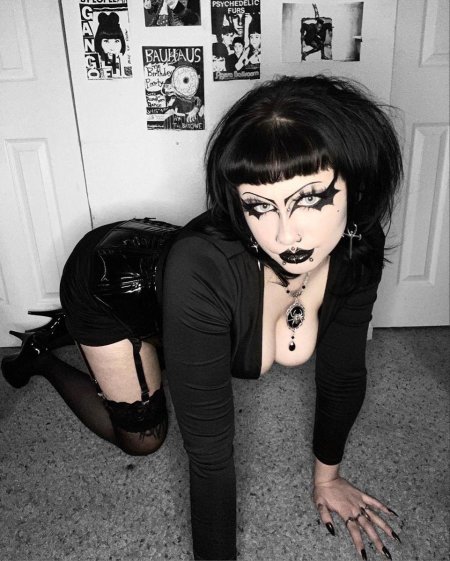 Макияж готический