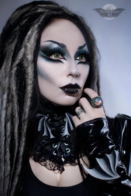 Макияж готический