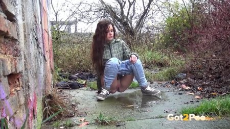 Писает девушка