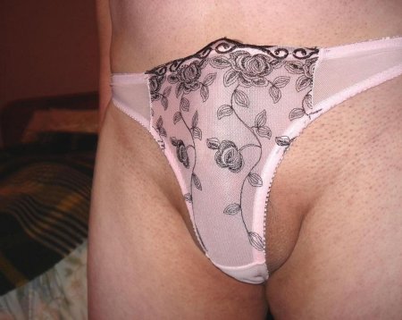 Мужчина в женских трусиках