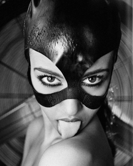 Эротичная девушка в маске