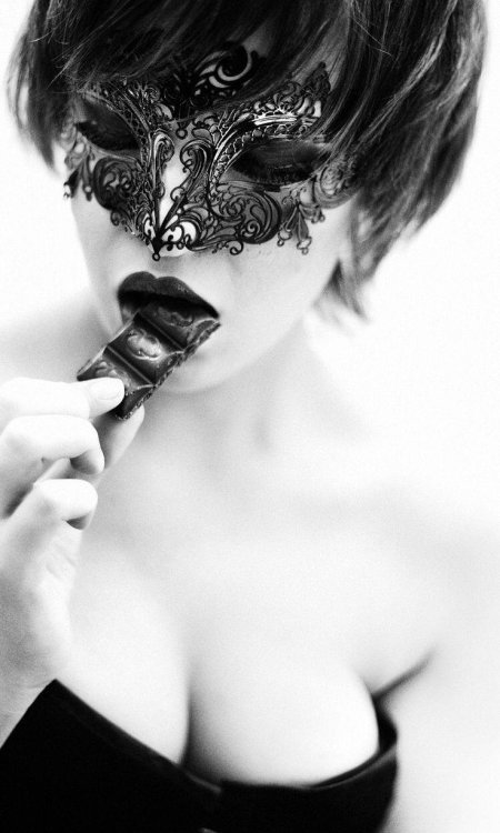 Девушка в маске