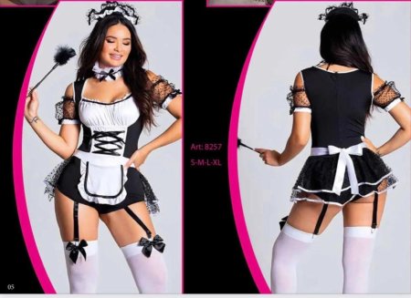 Девушки в ролевых костюмах