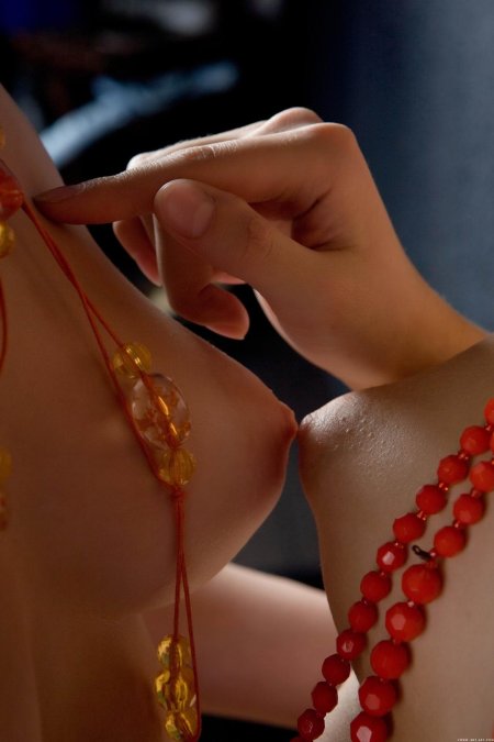 Эротические девушки в бусах