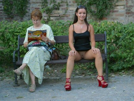 Мать без трусов