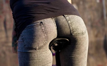 Красивая попа в брюках