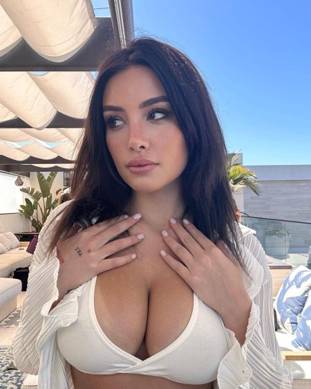 Красивая девушка с большой грудью