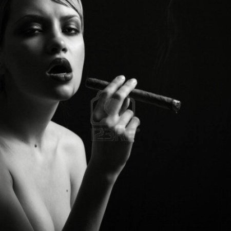 Девушка с сигарой