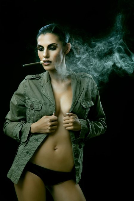 Девушка курит сигару