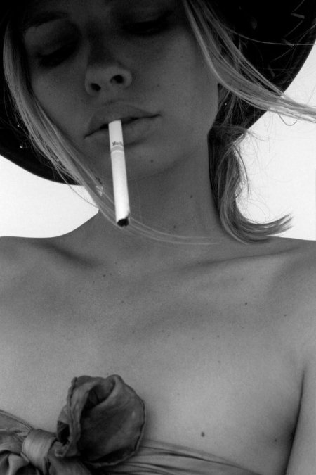 Девушки с сигаретой