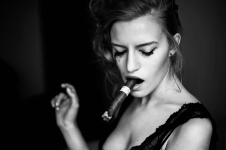 Девушка с сигарой